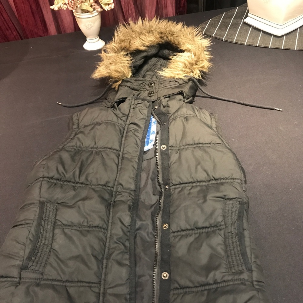 Aero Girls Vest w/detachable hood